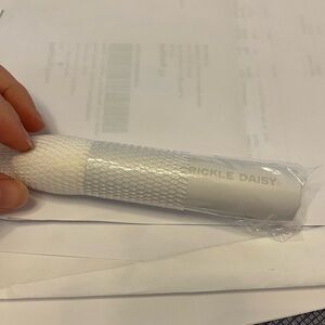 Crickle daisy brush NWOT